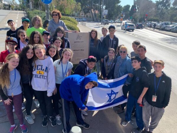 clase sosteniendo la bandera israelí.